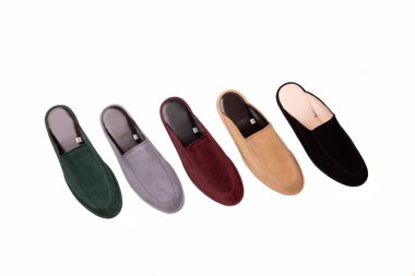 Doğal deriden yapılmış ev terlikleri, çok renkli, farklı boyutlarda ve farklı renklerde.