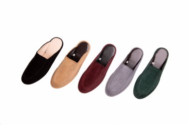 Doğal deriden yapılmış ev terlikleri, çok renkli, farklı boyutlarda ve farklı renklerde.