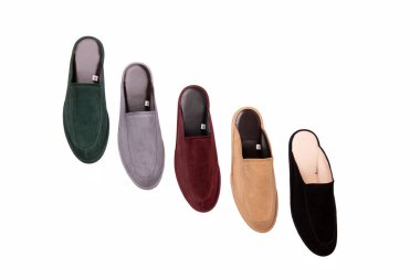 Doğal deriden yapılmış ev terlikleri, çok renkli, farklı boyutlarda ve farklı renklerde.