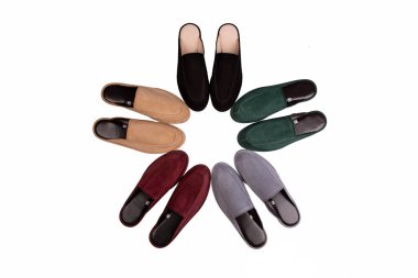 Doğal deriden yapılmış ev terlikleri, çok renkli, farklı boyutlarda ve farklı renklerde.