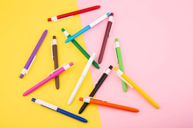 Moskova, Rusya - 01 / 22 / 2020: Top ve kalem sapları farklı mobilya ve renk aralıklarıyla çok renkli