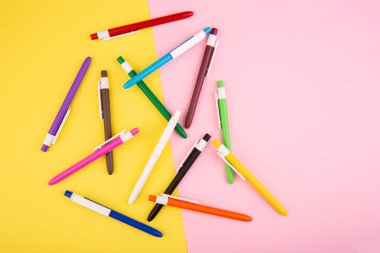 Moskova, Rusya - 01 / 22 / 2020: Top ve kalem sapları farklı mobilya ve renk aralıklarıyla çok renkli