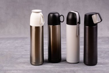 Çay için termos ya da fincanlı kahve.