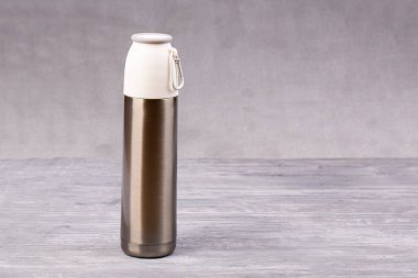 Çay için termos ya da fincanlı kahve.