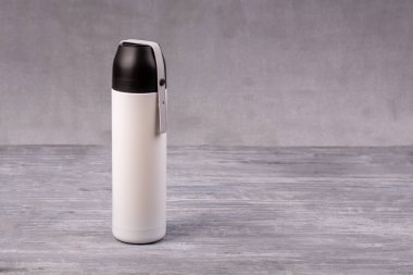 Çay için termos ya da fincanlı kahve.