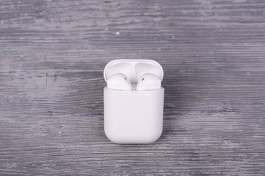 Moskova, Rusya - 01 / 22 / 2020: Cihazlar için kulaklık ve tabletli telefonlar