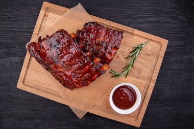 Domuz pirzolası, çıtır çıtır, ketçapla servis edilir.