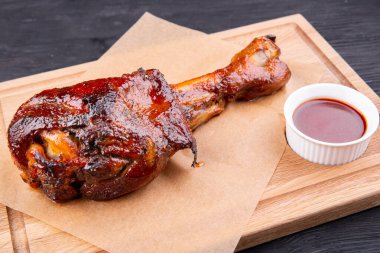 Izgarada kızartılmış domuz rulosu ketçapla servis edilir.