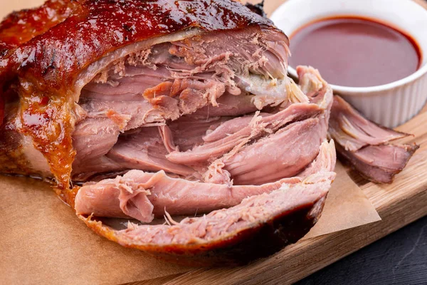 Auf Dem Grill Gebackenes Schweinsbrötchen Mit Knuspriger Kruste Wird Mit — Stockfoto