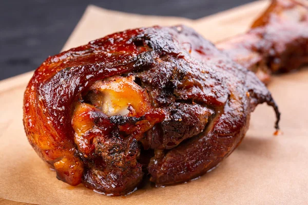 Auf Dem Grill Gebackenes Schweinsbrötchen Mit Knuspriger Kruste Wird Mit — Stockfoto