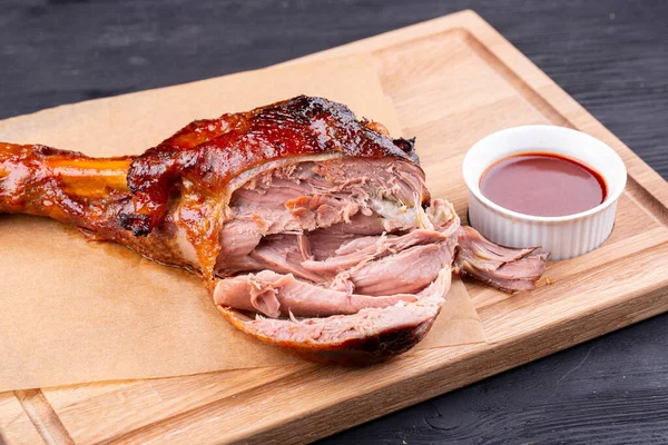 Auf Dem Grill Gebackenes Schweinsbrötchen Mit Knuspriger Kruste Wird Mit — Stockfoto