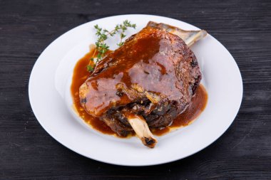 Soslu ızgarada pişirilmiş et.