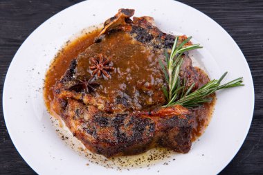 Soslu ve baharatlı fırında kızartılmış domuz eti.