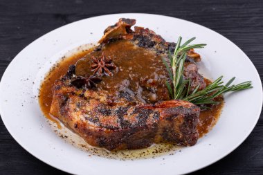 Soslu ve baharatlı fırında kızartılmış domuz eti.