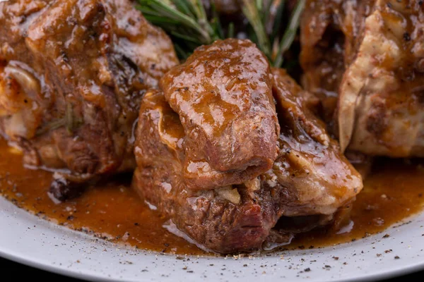 Fleisch Knochen Gebacken Mit Gewürzen Wird Mit Sauce Serviert — Stockfoto