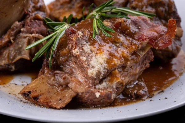 Fleisch Knochen Gebacken Mit Gewürzen Wird Mit Sauce Serviert — Stockfoto