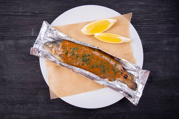 Forellen Folie Gebacken Mit Sauce Und Kräutern — Stockfoto