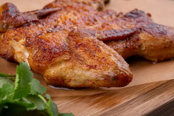 Hähnchentabak Gebraten Auf Kohle Mit Knoblauch Serviert Mit Gemüse Und — Stockfoto