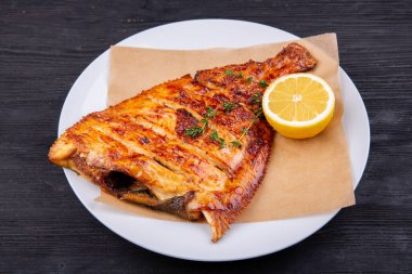 Tmina ve limonla kızartılmış Kambala.