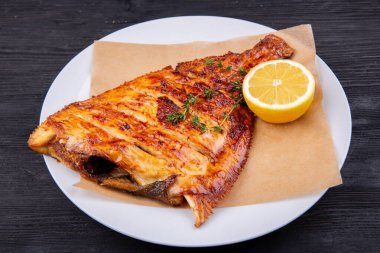 Tmina ve limonla kızartılmış Kambala.