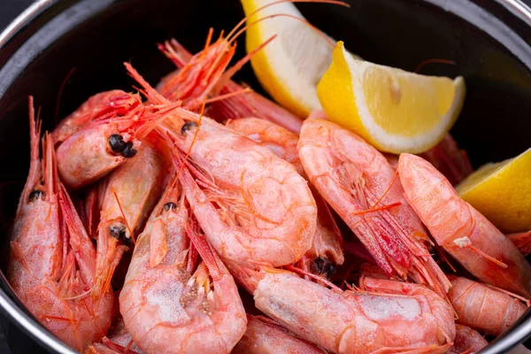 Camarones Cocidos Servidos Con Salsa Limón Crema — Foto de Stock