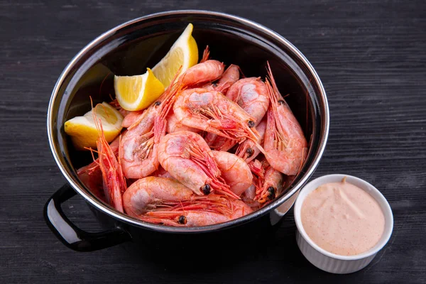 Camarones Cocidos Servidos Con Salsa Limón Crema — Foto de Stock