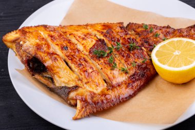 Tmina ve limonla kızartılmış Kambala.