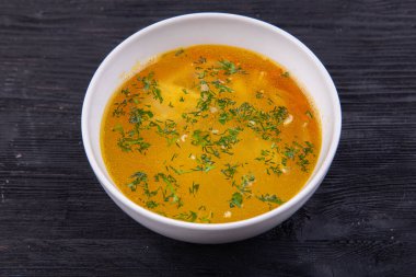 Vermichel çorbası, yeşillikle servis edilir.