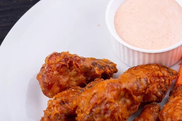 Patas Fritas Alas Con Pan Servidas Con Salsa Verduras —  Fotos de Stock