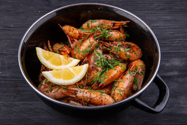 Camarones Fritos Sobre Aceite Servidos Con Verduras Limón — Foto de Stock