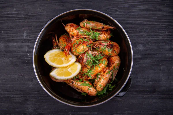 Camarones Fritos Sobre Aceite Servidos Con Verduras Limón — Foto de Stock