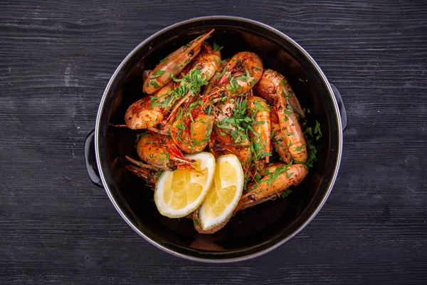 Camarones Fritos Sobre Aceite Servidos Con Verduras Limón — Foto de Stock