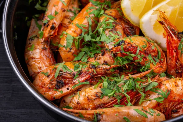 Camarones Fritos Sobre Aceite Servidos Con Verduras Limón — Foto de Stock