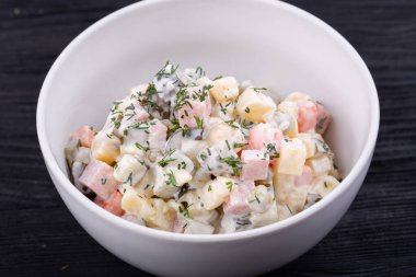 Olivier salatası, sebze, et, mayonez ve yeşillik.