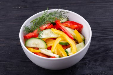 Taze salatalık, domates ve yeşil biberli Bulgar salatası.