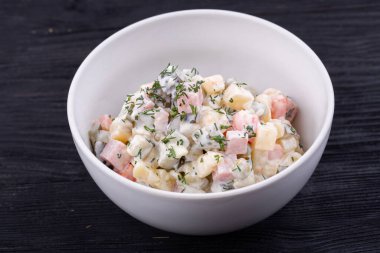 Olivier salatası, sebze, et, mayonez ve yeşillik.