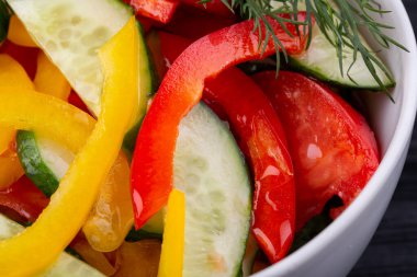 Taze salatalık, domates ve yeşil biberli Bulgar salatası.