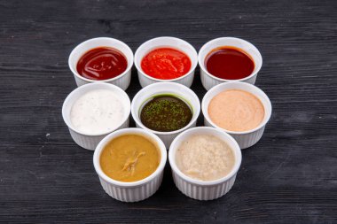 Soslar toplanır, farklı yemekler, balık, et ve garnitürlerle servis edilir.