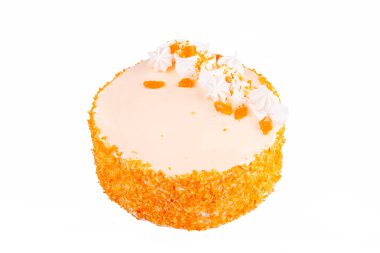 Beyaz arkaplanlı kremalı pasta.