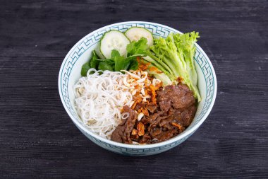 Erişteli biftek, marul yaprağı ve taze salatalık.