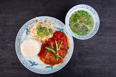  Kızarmış, domates sosuyla pişirilmiş, pilav ile servis edilmiş ve et suyu ile taze salata.