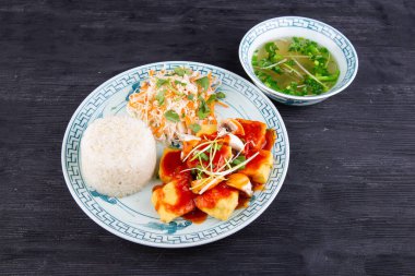  Domates sosunun altında şampanya ile balık nuggetları, taze lahana salatasıyla servis edilir.