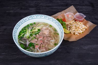 Uçan erişte çorbası, haşlanmış et, sebze ve soslu buğday filizleri.