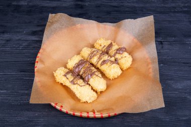 Çikolata kaplı et kırıntıları içinde peynir çubukları.