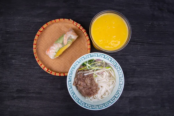 Balmumu Erişte Çorbasıyla Kapsamlı Öğle Yemeği Karidesli Rulo Plastik Bardakta — Stok fotoğraf