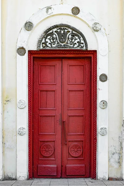 Tür eines alten Gebäudes. — Stockfoto