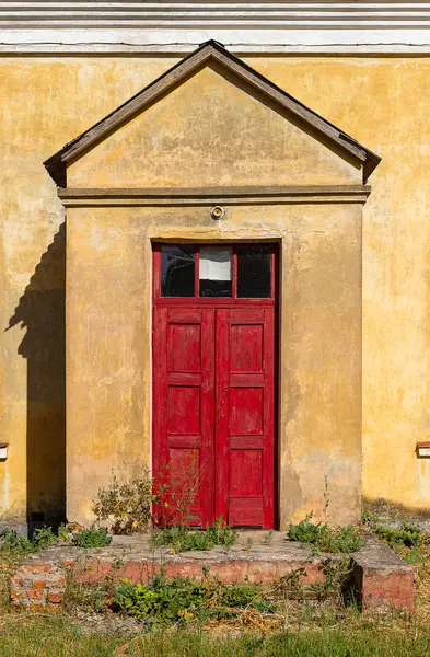 Tür eines alten Gebäudes. — Stockfoto