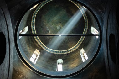 Dönüşüm Katedrali 'nin kubbesinin altındaki ışık demeti