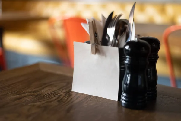 Leeres Blatt Papier auf dem Tisch — Stockfoto