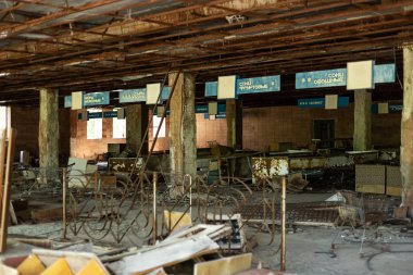 Pripyat 'ta terk edilmiş süpermarket.
